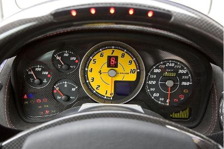 Ab 6.500 feuern die Schaltlampen am Lenkrad im 500/min-Takt an.