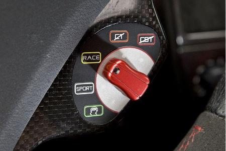 Manettino-Drehkopf für individuelle Einstellung von ESP, Traktionskontrolle und Gasannahme.