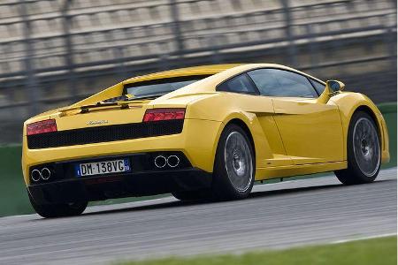 Nur chronische Leistungsfanatiker klagen über Blutarmut unter der (gegen Aufpreis transparenten) Motorhaube.