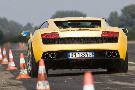 Im Slalom erfordert der Gallardo fahrerischen Einsatz.