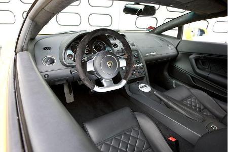 Mit gestepptem Leder tapezierte Tempo-Kanzel.