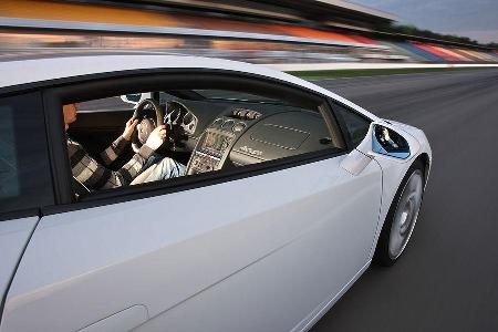 Stark geneigte Mittelkonsole mit typischen Audi-Bedienelementen.