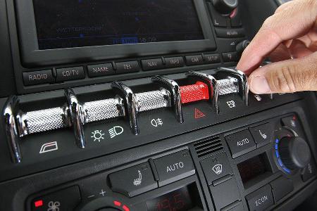 Nach der Überarbeitung wirken die verchromten Kunststoff-Schalter billig.