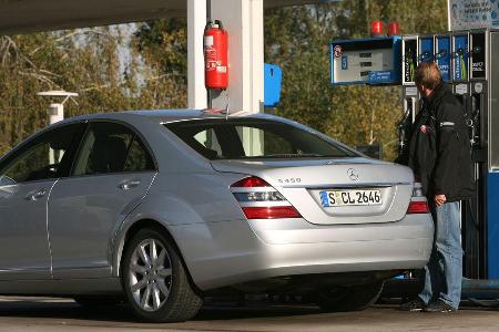 Er kommt zwar mit Super-Kraftstoff aus, ist aber kein Kostverächter und genehmigt sich im Durchschnitt über 14 Liter/100 km.