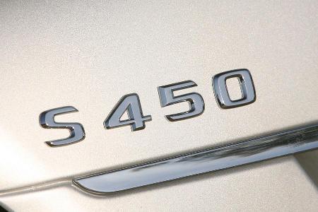 Den ab sofort lieferbaren S 450 gibt es mit kurzem und langem Radstand, beide auch als 4matic-Version mit zusätzlich angetri...