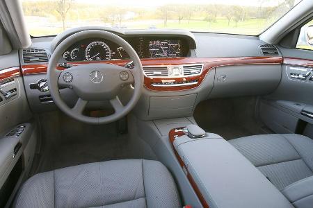 Sehr wohnliches Ambiente: Comand-Bedienung im i-Drive-Stil und Multifunktionslenkrad sind serienmäßig.