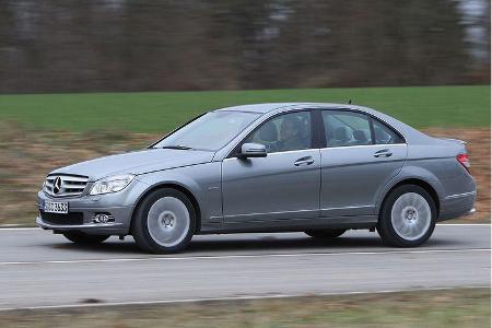 Mit 46.797 Euro Grundpreis liegt der Mercedes zwischen dem 335i und dem S4.