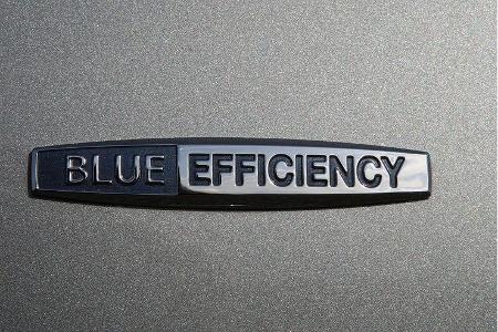 Das beschert dem V6 eine höhere Verdichtung (12,2:1) und ein maximales Drehmoment von 365 Nm.