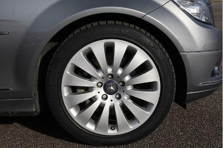 ... Nach der zehnten Vollbremsung kommt die mit 1.624 Kilo vergleichsweise leichte Fuhre erst nach 39,4 Meter zum Stehen.