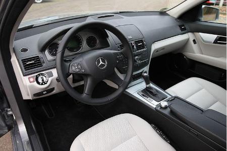 Die insgesamt deutlich komfortbetontere Auslegung prädestinieren den C350 CGI für jenen Kundenkreis, dem mehr an einem mögli...