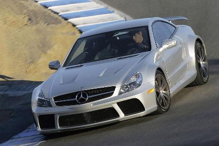 Allein an Gewicht soll der SL gegenüber seinem Serien-Pendant gut 250 kg abgespeckt haben.