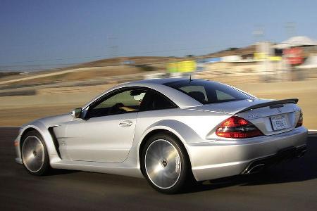 Die breit ausgestellten Kotflügel stehen dem SL 65 hervorragend zu Gesicht.