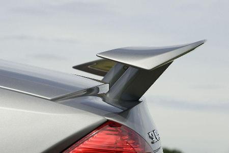 Im Zusammenspiel mit den restlichen Stellhebel soll der Aerodynamik ordentlich auf die Sprünge, bzw. zu Abtrieb verholfen wo...