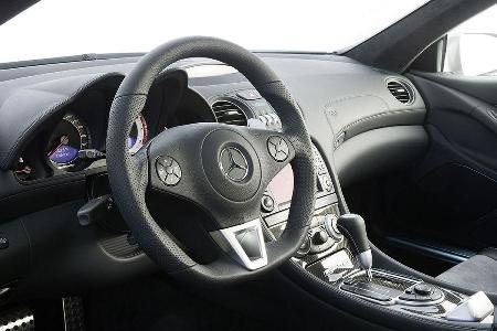Das Cockpit bietet jeglichen Luxus, ist ergonomisch gelungen und reich an Karbon.