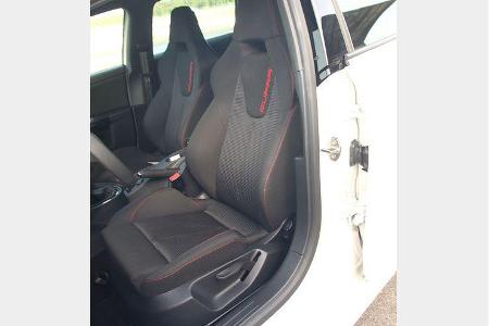 Perfekt geschnittene und bequeme Sportsitze mit Stoffbezügen.