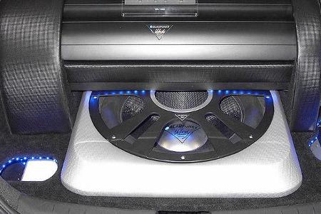 Im Kofferraum findet sich ein mächtiger Velocity-Subwoofer.
