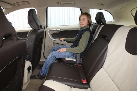 Bequeme Sitze, allerdings mit sehr glattem Leder.