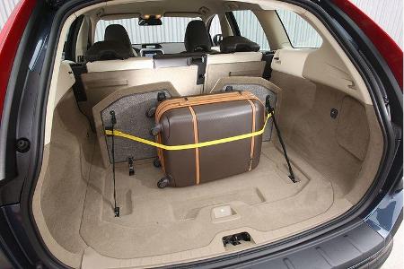 75 Zentimeter hohe Ladekante, kleines Heckfenster. Die Gepäckhalterung im Kofferraum ist Serie.