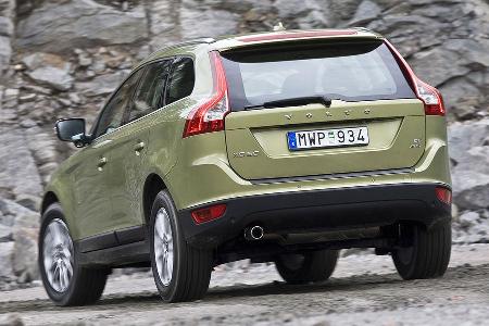 Leichtes Gelände bereitet dem Volvo keine Schwierigkeiten.