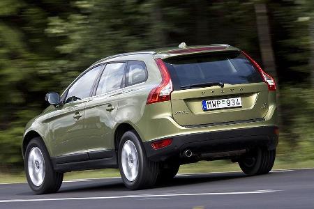 Breite Ladeöffnung, robuste Kunststoffbeplankung, 230 Millimeter Bodenfreiheit.