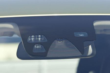 Sensorik mit Kamera und Infrarot vor dem Innenspiegel.