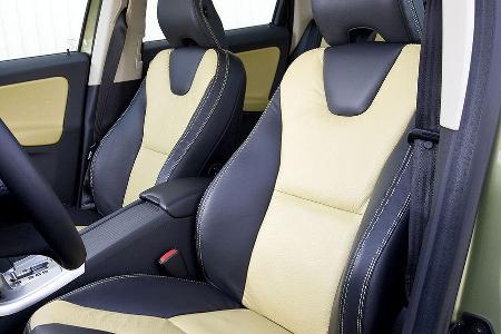 Bequem konturierte, großzügig geschnittene Vordersitze.