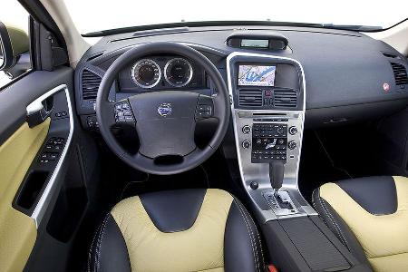 Sauber verarbeitetes Cockpit mit Aluminium zierteilen, und ...