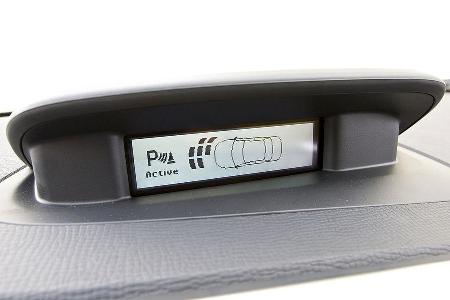 Das 6.800 Euro teure Summum-Paket beinhaltet Bi-Xenon, Leder, Sitzheizung, Einparkhilfe und Alufelgen.