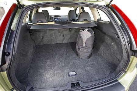 Eine dreifach geteilte Rückbanklehne ergibt im versenkten Zustand eine ebene Ladefläche. Bis zu 1.455 Liter Gepäck passen da...
