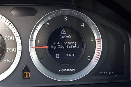 ... aber das System verhindert dank Vollbremsung einen Crash.