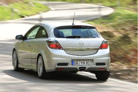 Erkennungszeichen des OPC ist das mittige Auspuffrohr. Die Heckschürze ist im Stil eines Diffusors geformt.