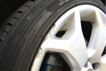 Das tut weh: Die 18-Zoll-Felgen hatten des Öfteren Kontakt mit Bordsteinen - mit unschöner Folge.