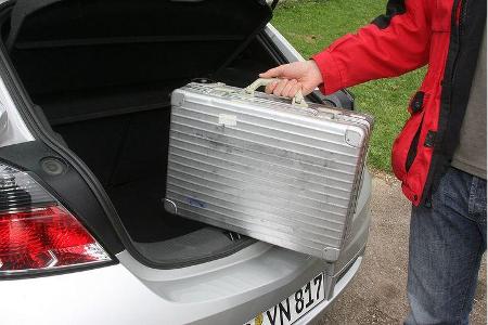 Der Kofferraum des Coupés ist knapp bemessen. Zudem nervt die recht hohe Ladekante.