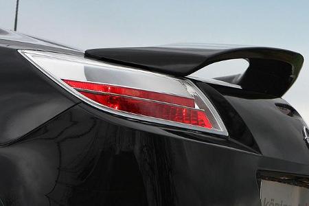 ... sorgt ein aufgesetzter Spoiler für den besonderen Look.