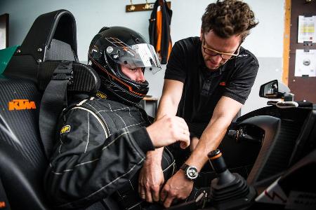 KTM X-Bow RR, Anschnallen