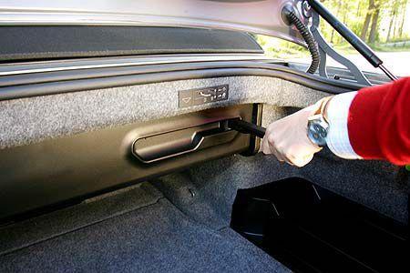 Im Kofferraum: hochklappbarer Verdeckkasten.