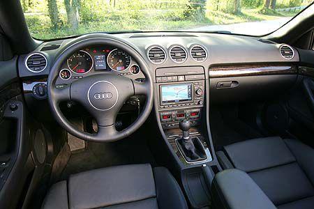 Moderne Schaltzentrale mit hochwertig wirkenden Kunststoffen.