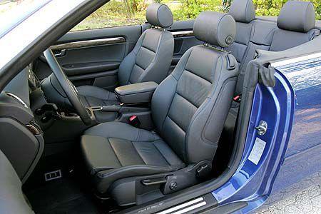 Die Vordersitze sind manuell in der Länge und Höhe verstellbar.