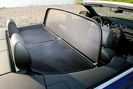 Windschott passt wie beim BMW zusammengeklappt in den Kofferraum.