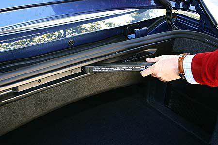 Auch im Audi-Kofferraum befindet sich ein hochklappbarer Verdeckkasten.