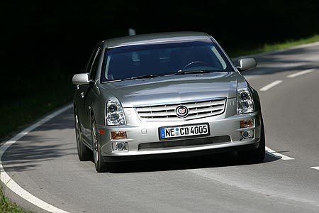 Mit opulenter Ausstattung und einem 4,6-Liter-V8 stellt der kantig-selbstbewusst gestaltete Cadillac STS eine eigenwillige A...