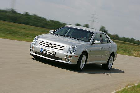 Cadillac-Familiengesicht mit senkrecht angeordneter Scheinwerfer-
Batterie; Xenon ist Serie.