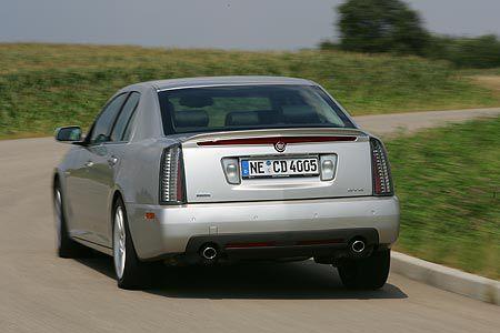 Der Federungskomfort ist mäßig. Stöße und Poltergeräusche dringen kaum gefiltert zu den Passagieren vor.