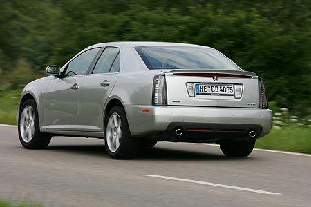 Dafür lässt der 325 PS starke V8 beim Thema Durchzug nichts anbrennen. In 6,8 Sekunden erreicht der Caddy 100 km/h.