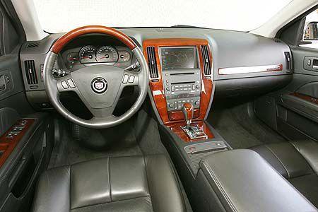 Alles drin, alles dran: Eukalyptusholz-Dekor, jedoch teils komplizierte Bedienung.