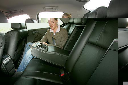 Die Ledersitze sind bequem, das Platzangebot vorn und hinten ist allerdings nicht überragend.