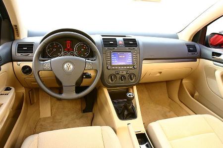 Auf Anhieb sicher zu bedienen: das durchdachte Golf-Cockpit. Raumgefühl und Übersichtlichkeit profitieren von der höheren Da...