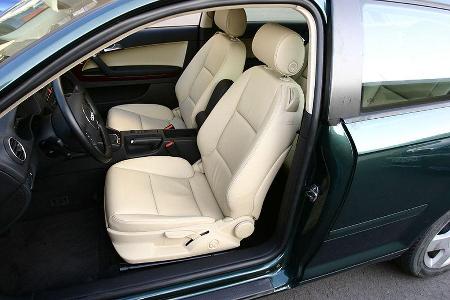 Die Ledersitze bieten viel Komfort, jedoch wenig Seitenhalt