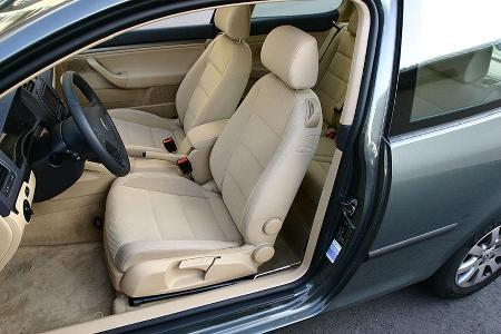 Körpergerecht geformte Sitze, Einstiegshilfe wie beim A3 in Serie