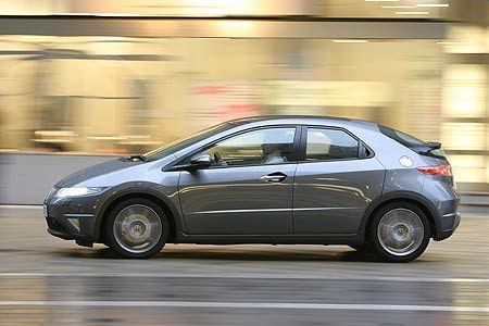 Tatsächlich sieht der 4,25 Meter lange, vorne keil- und hinten tropfenförmige Viertürer so aus, als wäre er als Requisite fü...